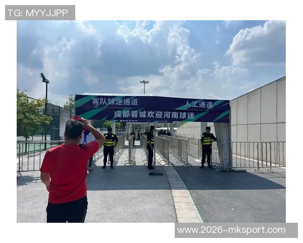 河南球迷热情高涨足协杯决赛现场人潮涌动北京球迷人数相对较少