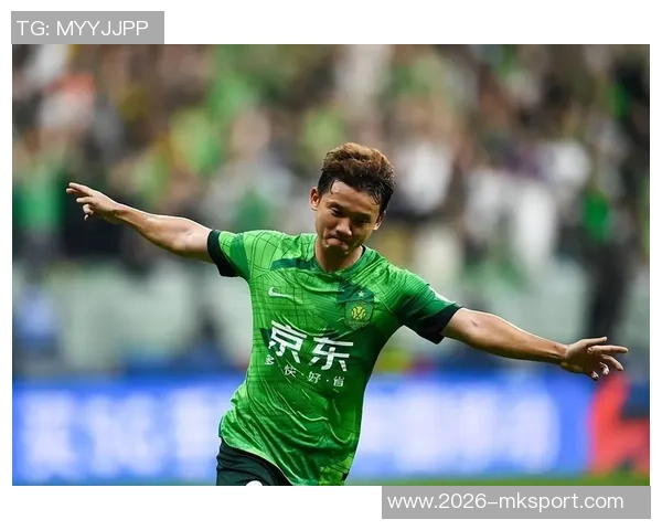 北京国安足球俱乐部成功续约王刚与池忠国展现球队未来发展信心